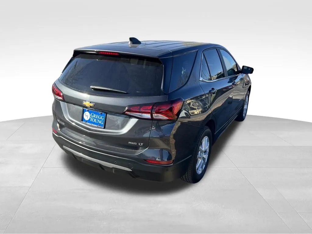 2022 Chevrolet Equinox LT photo 2