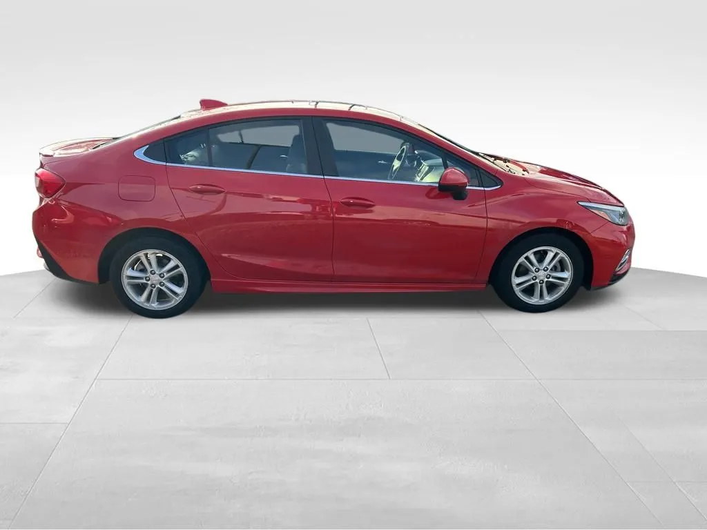 2017 Chevrolet Cruze LT photo 2