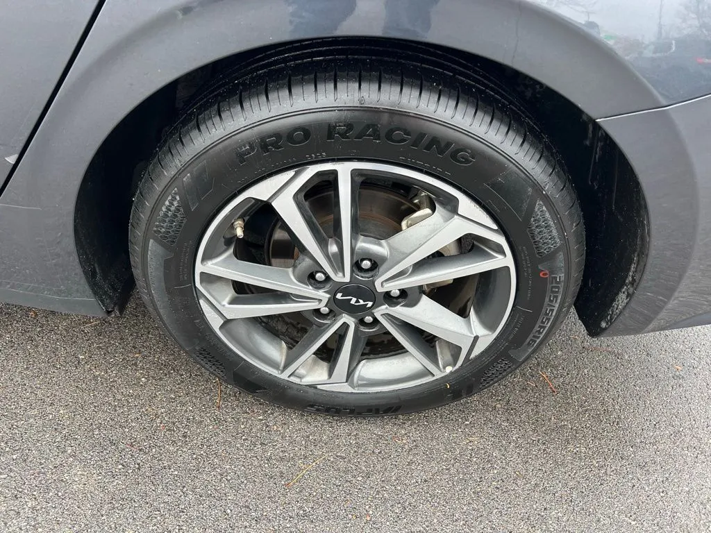 2023 Kia Forte LXS photo 3