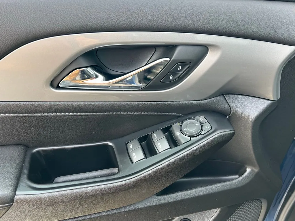 2023 Chevrolet Traverse Cloth photo 2