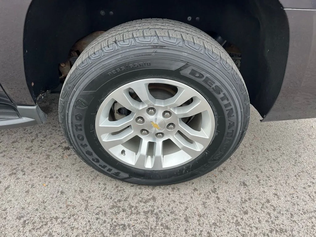 2015 Chevrolet Suburban LT photo 3