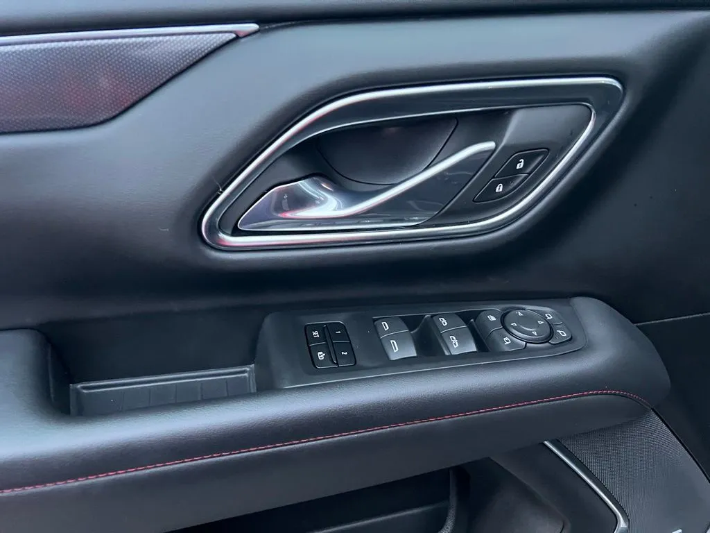 2023 Chevrolet Suburban RST photo 2