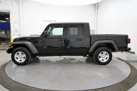More photos of 2023 Jeep Gladiator Sport S at Chillicothe Truck, OH