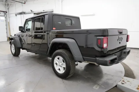More photos of 2023 Jeep Gladiator Sport S at Chillicothe Truck, OH