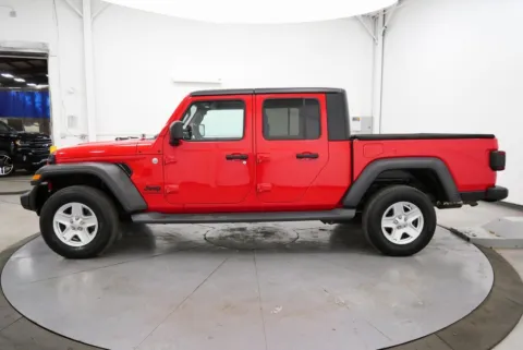 More photos of 2020 Jeep Gladiator Sport at Chillicothe Truck, OH