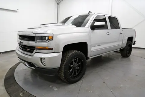 Another view of 2017 Chevrolet Silverado 1500 LT for sale in Chillicothe, OH at Chillicothe Truck