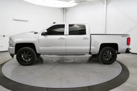 More photos of 2017 Chevrolet Silverado 1500 LT at Chillicothe Truck, OH