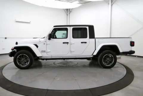 More photos of 2023 Jeep Gladiator Overland at Chillicothe Truck, OH
