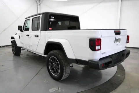 More photos of 2023 Jeep Gladiator Overland at Chillicothe Truck, OH