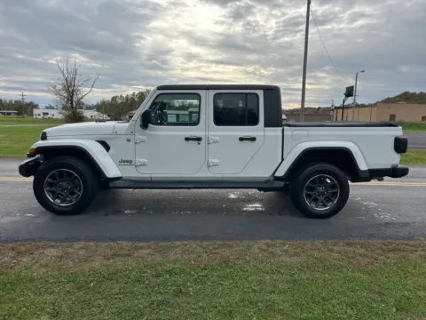 More photos of 2020 Jeep Gladiator Overland at Chillicothe Truck, OH