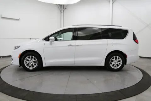 More photos of 2021 Chrysler Pacifica Touring L at Chillicothe Truck, OH