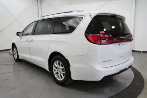 More photos of 2021 Chrysler Pacifica Touring L at Chillicothe Truck, OH