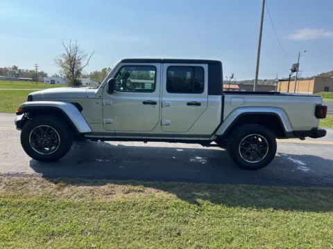 More photos of 2023 Jeep Gladiator Overland at Chillicothe Truck, OH