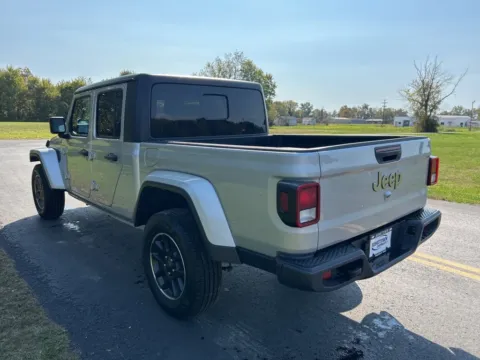 More photos of 2023 Jeep Gladiator Overland at Chillicothe Truck, OH