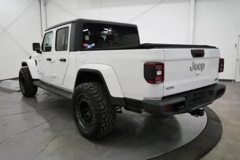 More photos of 2020 Jeep Gladiator Overland at Chillicothe Truck, OH