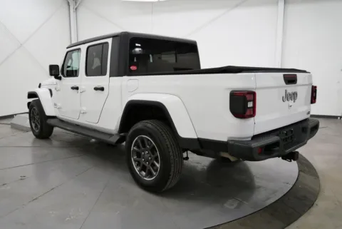 More photos of 2020 Jeep Gladiator Overland at Chillicothe Truck, OH