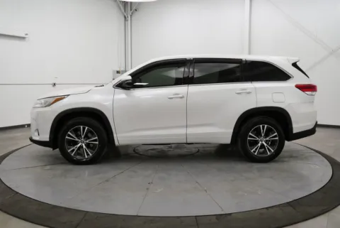 More photos of 2017 Toyota Highlander LE at Chillicothe Truck, OH