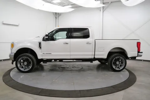 More photos of 2017 Ford F-350SD Lariat at Chillicothe Truck, OH