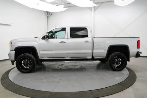 More photos of 2019 GMC Sierra 2500HD Denali at Chillicothe Truck, OH