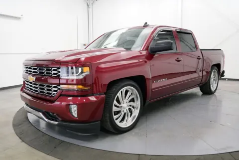 Another view of 2017 Chevrolet Silverado 1500 LT for sale in Chillicothe, OH at Chillicothe Truck