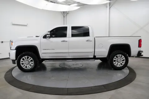 More photos of 2019 GMC Sierra 2500HD Denali at Chillicothe Truck, OH