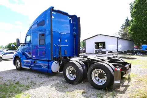 More photos of 2015 Kenworth 310 T680 at Chillicothe Truck, OH