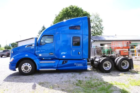 More photos of 2015 Kenworth 310 T680 at Chillicothe Truck, OH