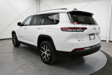 More photos of 2023 Jeep Grand Cherokee L Limited at Chillicothe Truck, OH