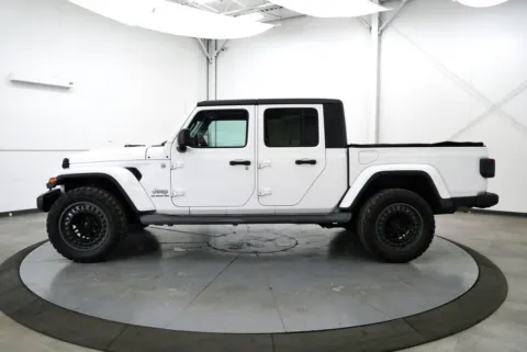 More photos of 2020 Jeep Gladiator Overland at Chillicothe Truck, OH