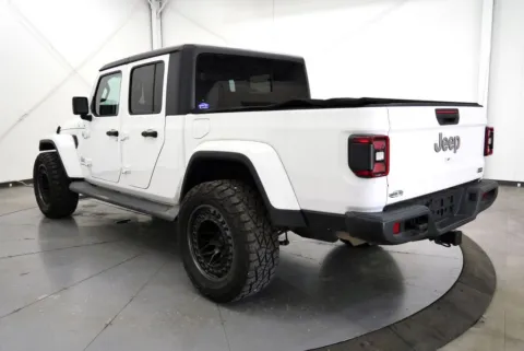More photos of 2020 Jeep Gladiator Overland at Chillicothe Truck, OH