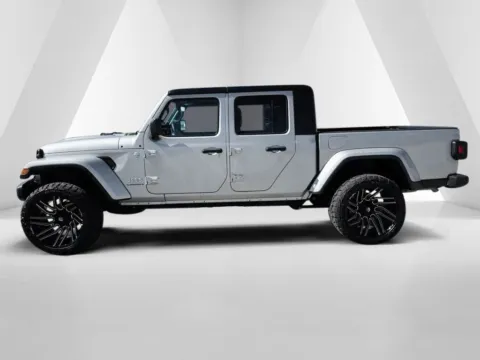 More photos of 2023 Jeep Gladiator Overland at Chillicothe Truck, OH