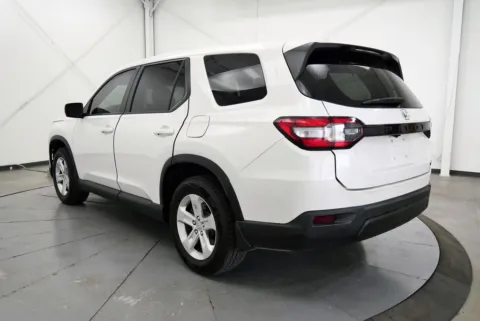 More photos of 2023 Honda Pilot LX at Chillicothe Truck, OH