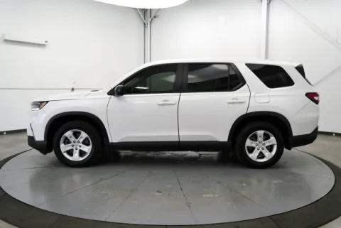 More photos of 2023 Honda Pilot LX at Chillicothe Truck, OH