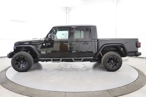 More photos of 2023 Jeep Gladiator Overland at Chillicothe Truck, OH