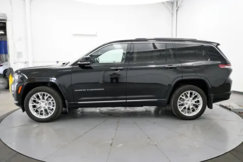 More photos of 2021 Jeep Grand Cherokee L Summit at Chillicothe Truck, OH