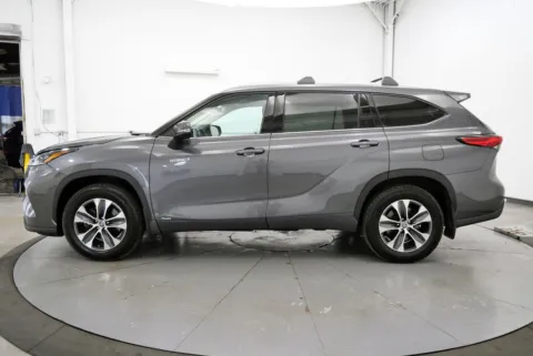 More photos of 2021 Toyota Highlander Hybrid XLE at Chillicothe Truck, OH