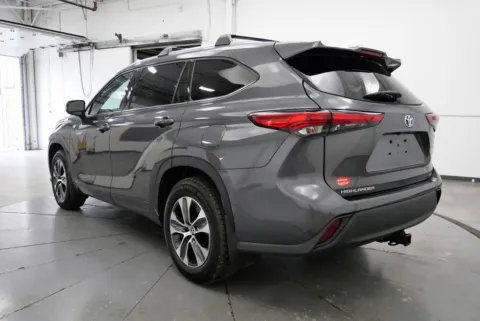 More photos of 2021 Toyota Highlander Hybrid XLE at Chillicothe Truck, OH