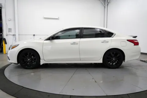More photos of 2017 Nissan Altima 2.5 SR at Chillicothe Truck, OH