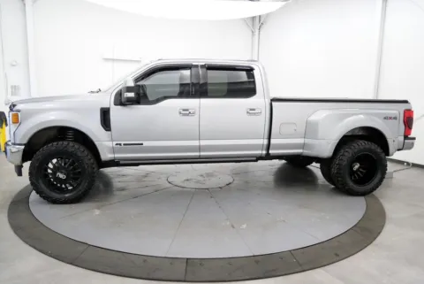 More photos of 2021 Ford F-350SD Lariat at Chillicothe Truck, OH