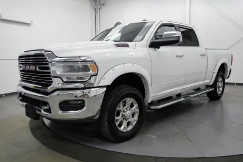 More photos of 2019 Ram 3500 Laramie at Chillicothe Truck, OH