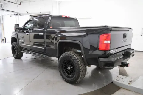 More photos of 2017 GMC Sierra 2500HD SLT at Chillicothe Truck, OH