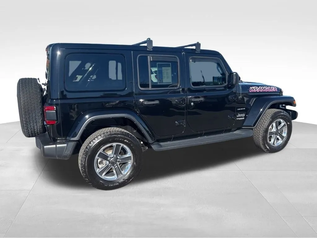 2022 Jeep Wrangler Unlimited Sahara photo 2