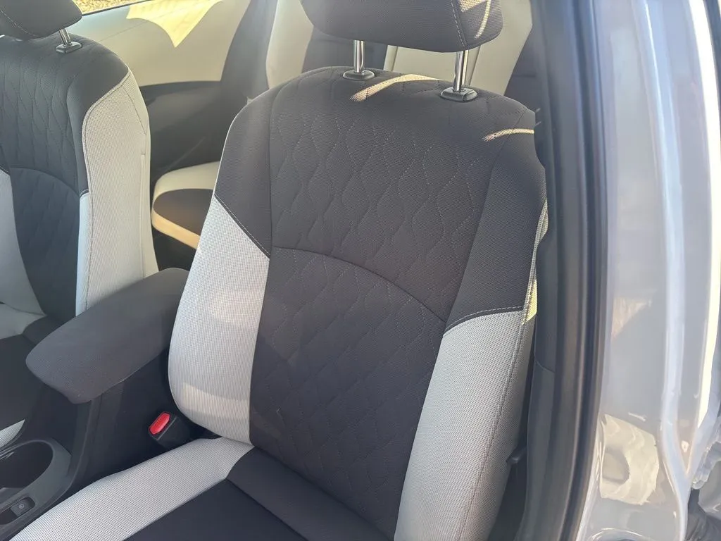 2024 Toyota Corolla Hybrid LE photo 4