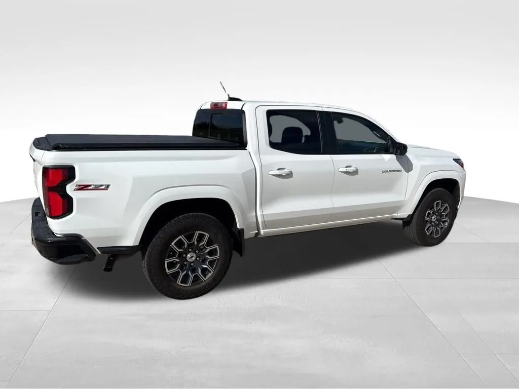 2023 Chevrolet Colorado Z71 photo 3