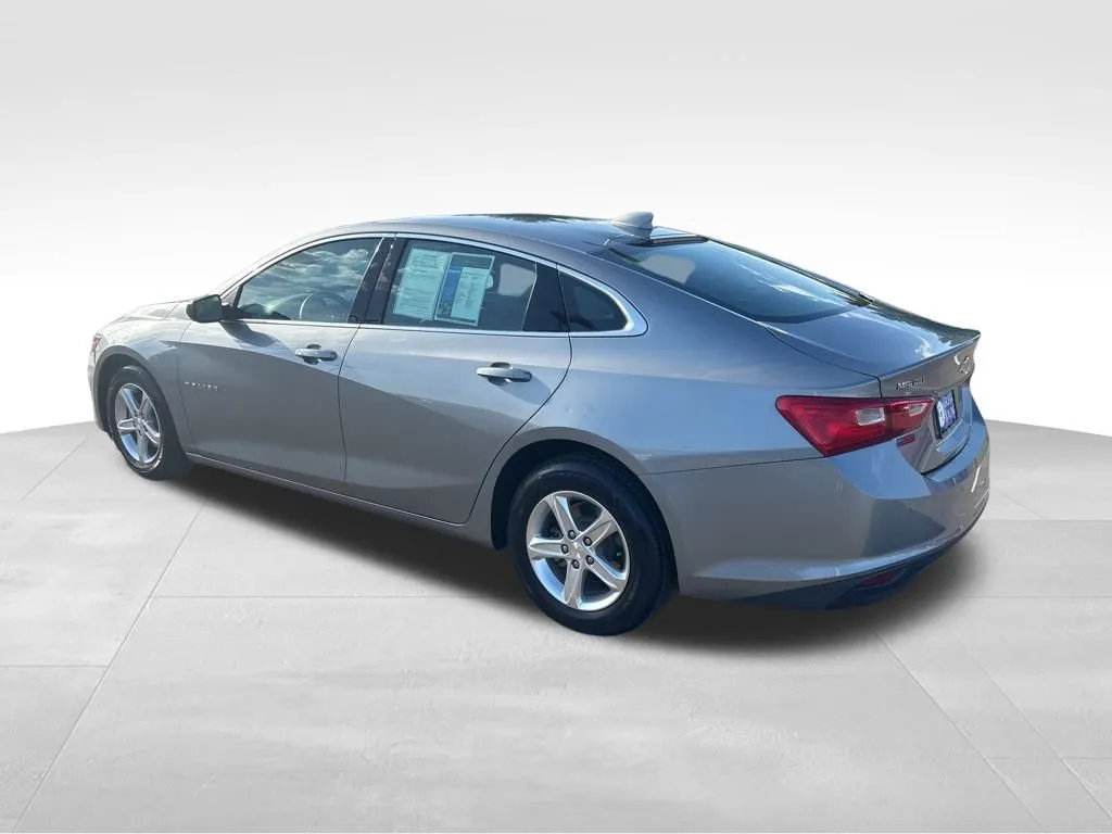 2024 Chevrolet Malibu 1LT photo 2