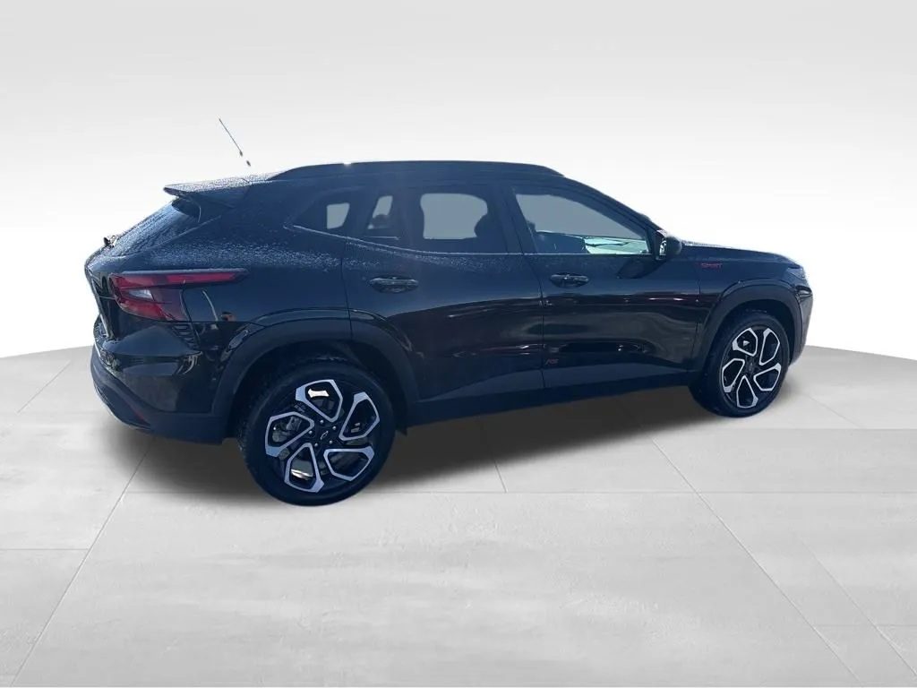 2025 Chevrolet Trax photo 2