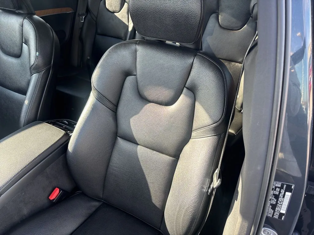2022 Volvo XC90 T6 AWD Momentum photo 3