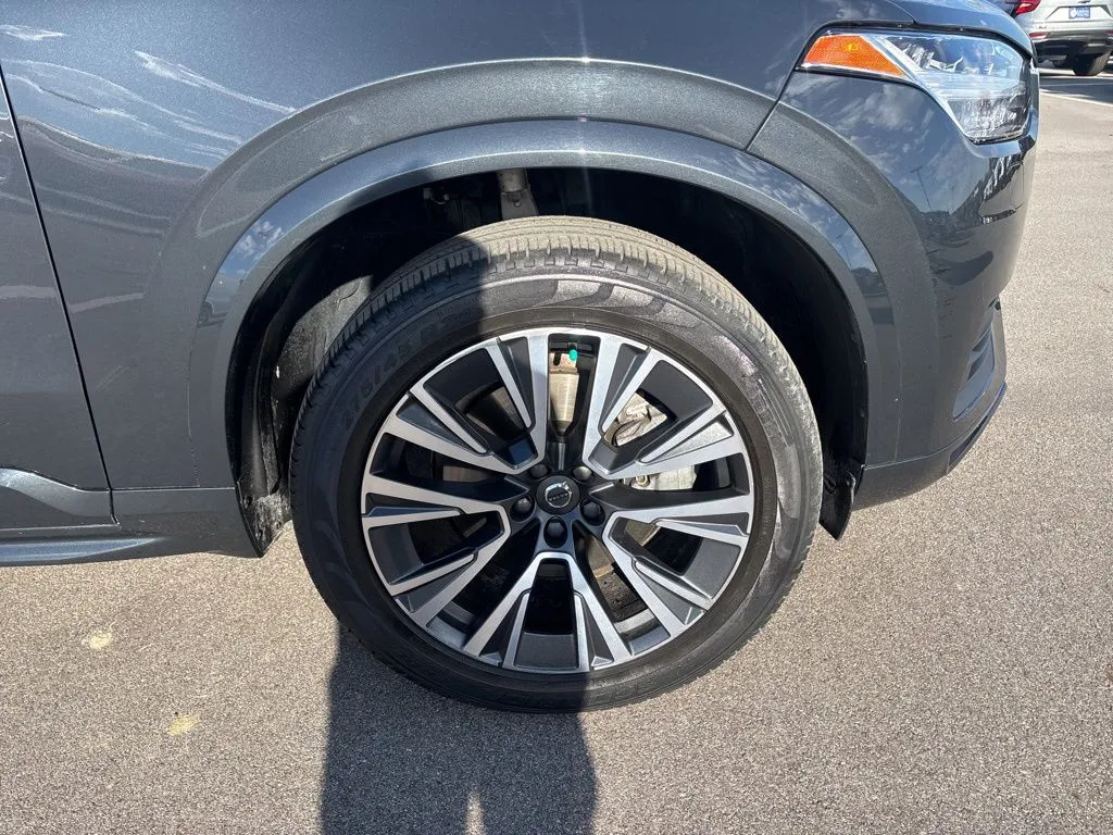2022 Volvo XC90 T6 AWD Momentum photo 2