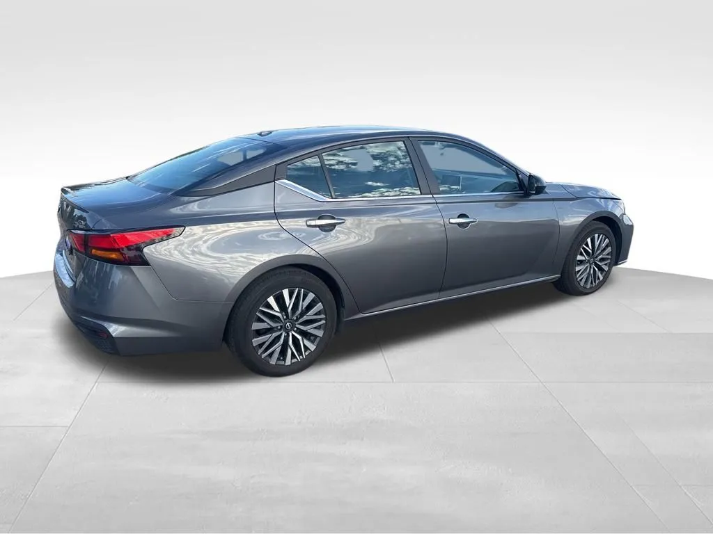 2024 Nissan Altima 2.5 SV photo 3