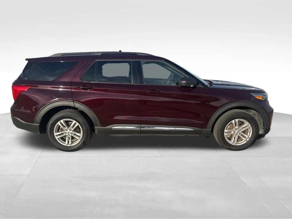 2023 Ford Explorer XLT Sport photo 3